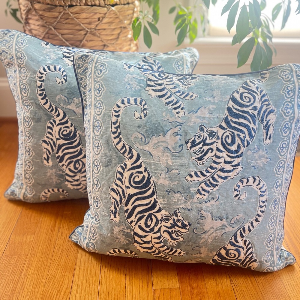 Ryan Studios- Blue & White Tiger Print Decorative Throw Pillow - Set of 2
